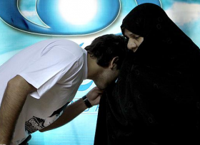 Anaların və həyat yodaşlarının haqqına aid  İmam (r) buyurub: “Kişi qadının ətəyindən meraca gedər”