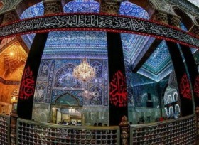 İmam Hüseynin (ə) hərəmində qara parçalar asılır